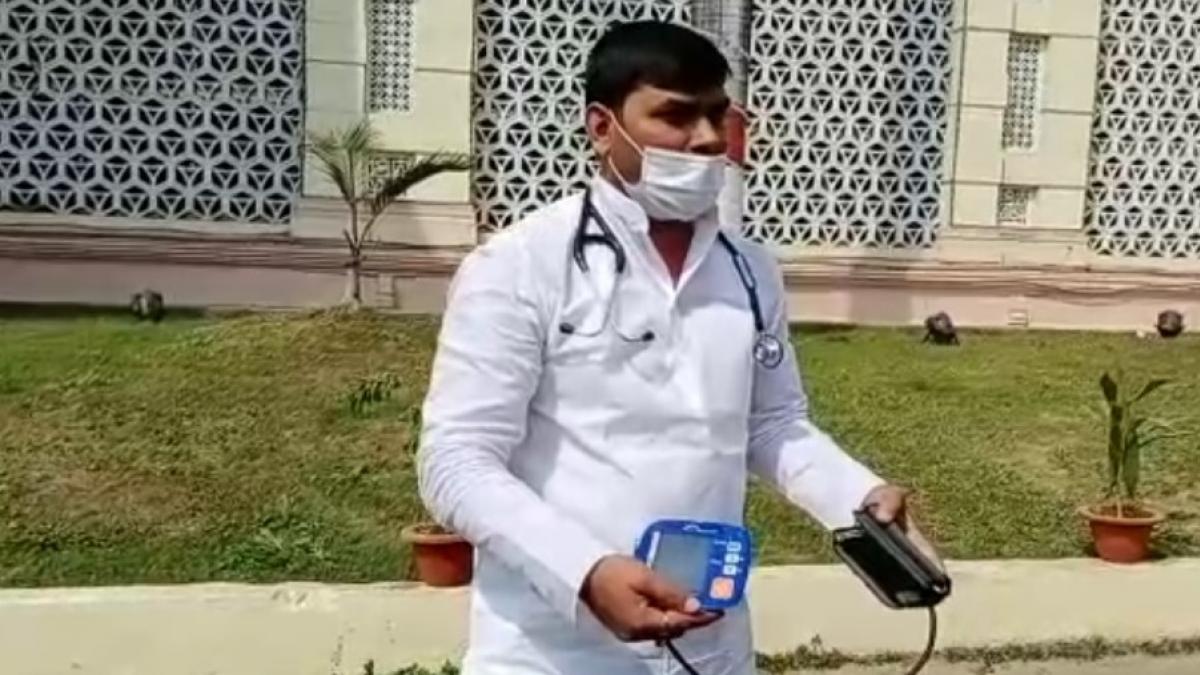 ब्लड प्रेशर की मशीन लेकर विधानसभा पहुंचे राजद विधायक