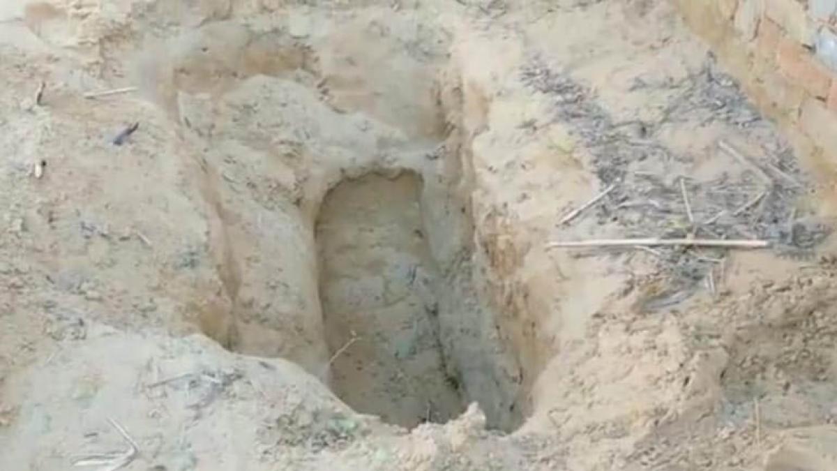 बुलंदशहर में गड्ढा खोदकर निकाली गई लड़की की लाश (फोटो-इंडिया टुडे)