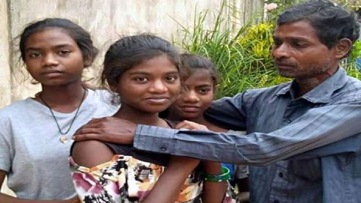 अपने बच्चों के साथ रवि तिर्की.