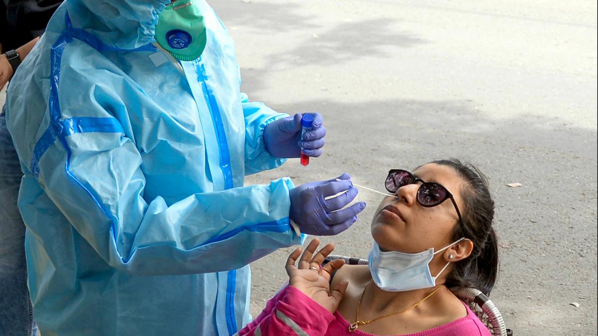कोरोना टेस्ट कराती महिला (फोटो-PTI)