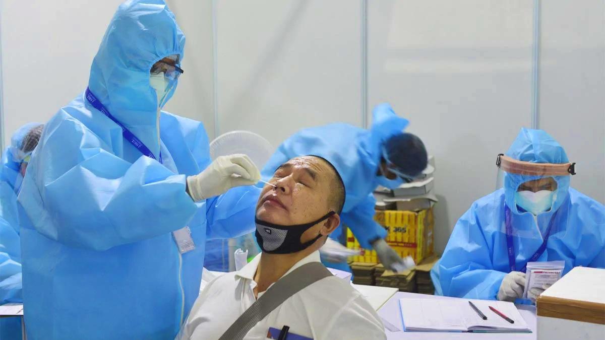 कोरोना जांच करते हेल्थ वर्कर्स (फाइल फोटो: PTI) 