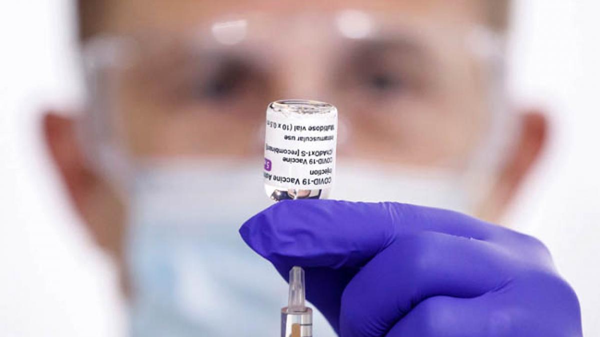 वैक्सीन की दूसरी डोज लगवाने के बाद बेहोश (फाइल फोटो-PTI)