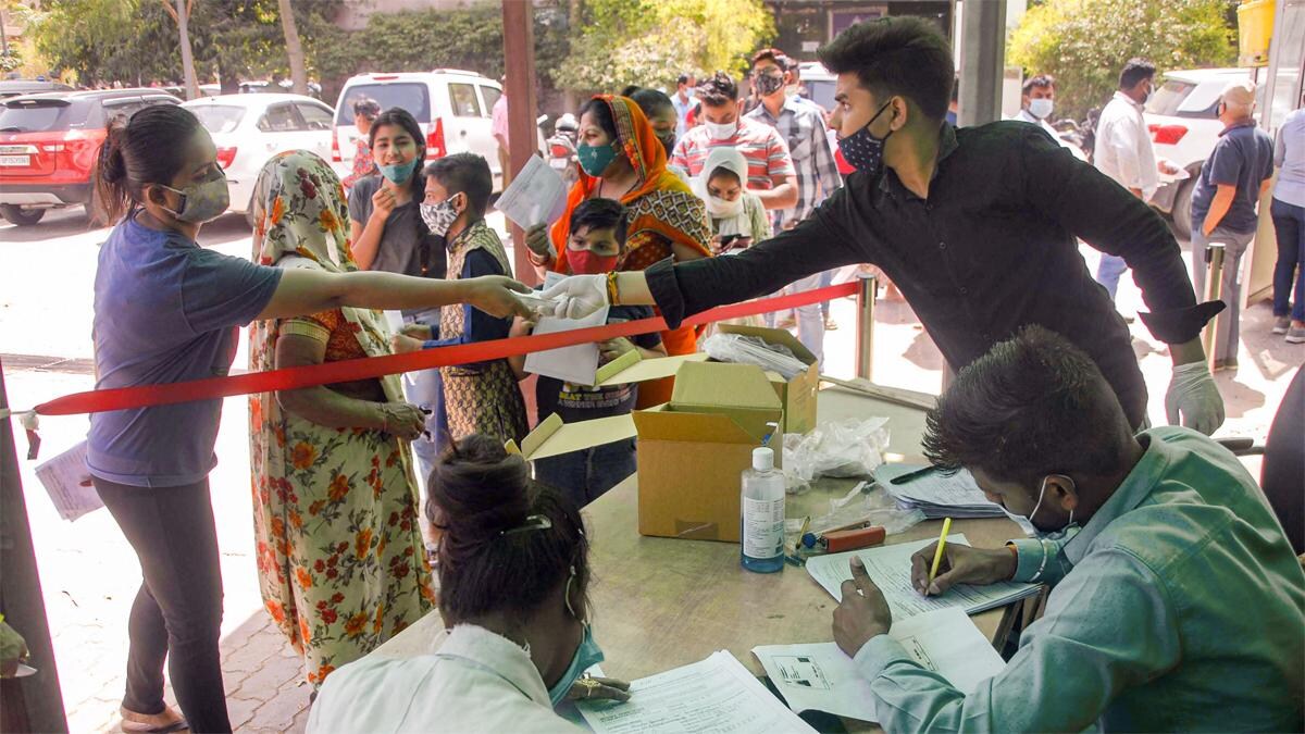 कोविड-19 राउंडअप: देश में 56 हजार से ज्यादा नए केस और 271 मौतें - coronavirus cases roundup covid 19 vaccination situation school closed - AajTak