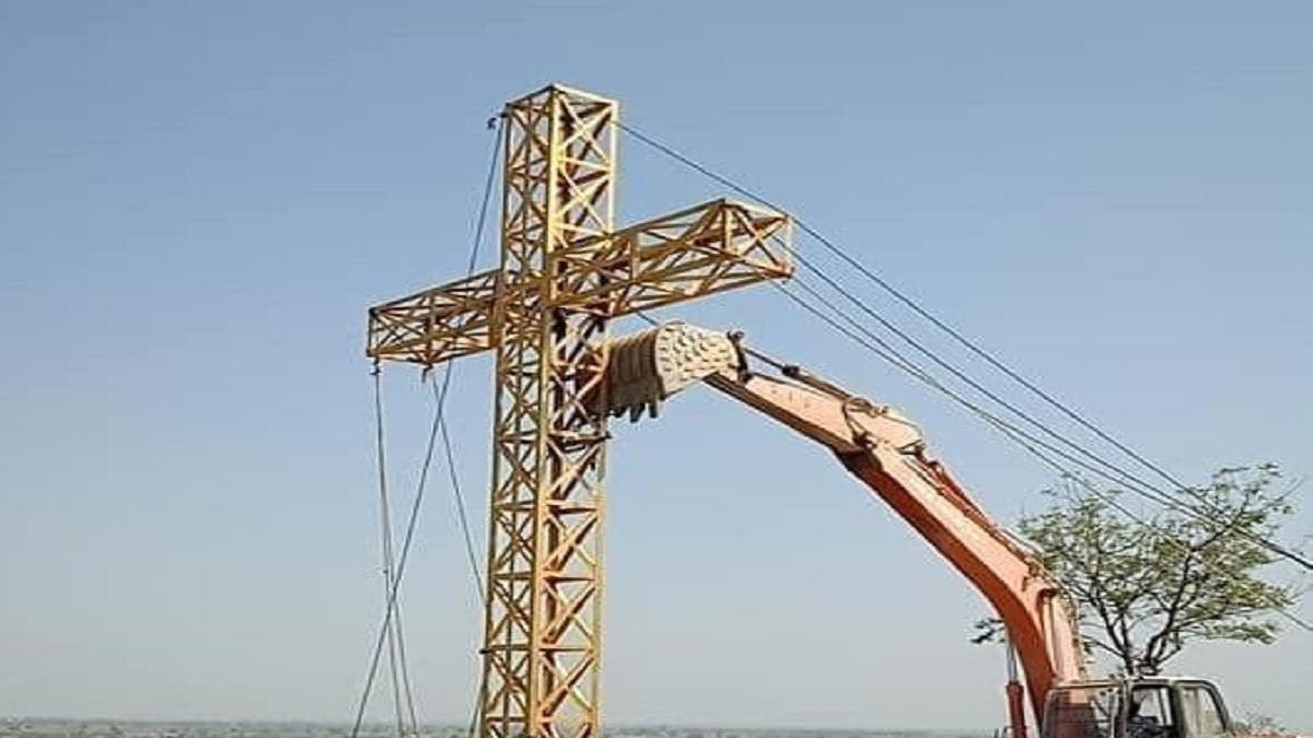 बीजेपी का कहना है कि सीता के पदचिह्न वाले स्थान पर क्रॉस खड़ा कर दिया गया है.(फोटो-ट्विटर)