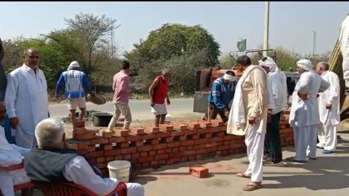 टिकरी बॉर्डर पर किसानों ने पक्का निर्माण शुरू कर दिया है.(फोटो-आजतक)