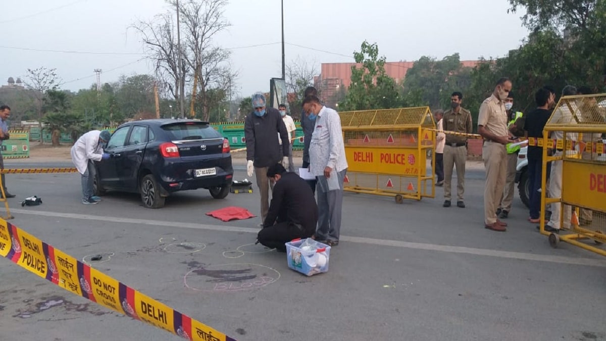दिल्ली पुलिस ने एनकाउंटर में दो बदमाशों को गिरफ्तार किया है.