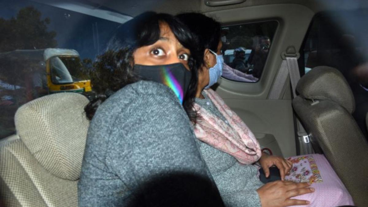 दिल्ली की अदालत से सुनवाई के बाद जाती हुई दिशा रवि (फोटो- पीटीआई) 