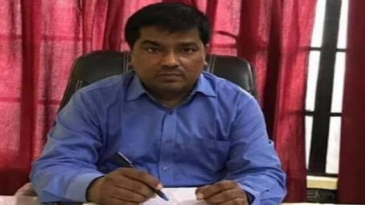 डीपीआरओ ने सफाईकर्मी पर जान से मारने की धमकी का आरोप लगाया है.