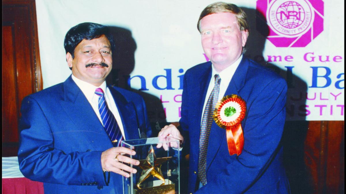 Dr S. K. Jain - ब्रिटेन के तत्कालीन उच्चायुक्त सर डेविड गोर द्वारा सम्मानित