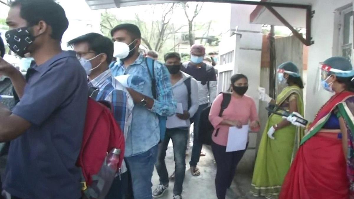 MPSC State Service Prelims 2021: लॉकडाउन के बीच परीक्षा, देखें एग्जाम सेंटर्स की तस्वीरें