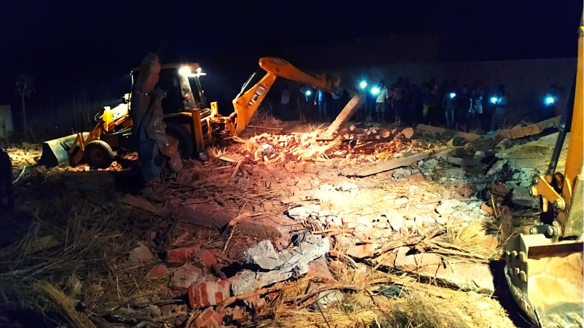 जेसीबी से मलबा हटाया गया है.