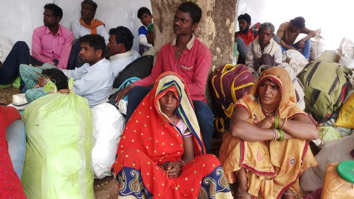 Adivasi laborers performing for wages (Photo- Vikas Dixit)