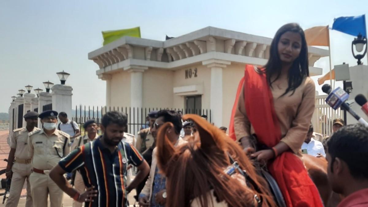 घोड़े पर सवार विधायक अंबा प्रसाद