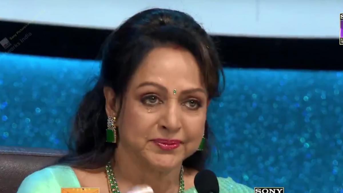 हेमा माल‍िनी (Indian Idol 12 के मंच पर)