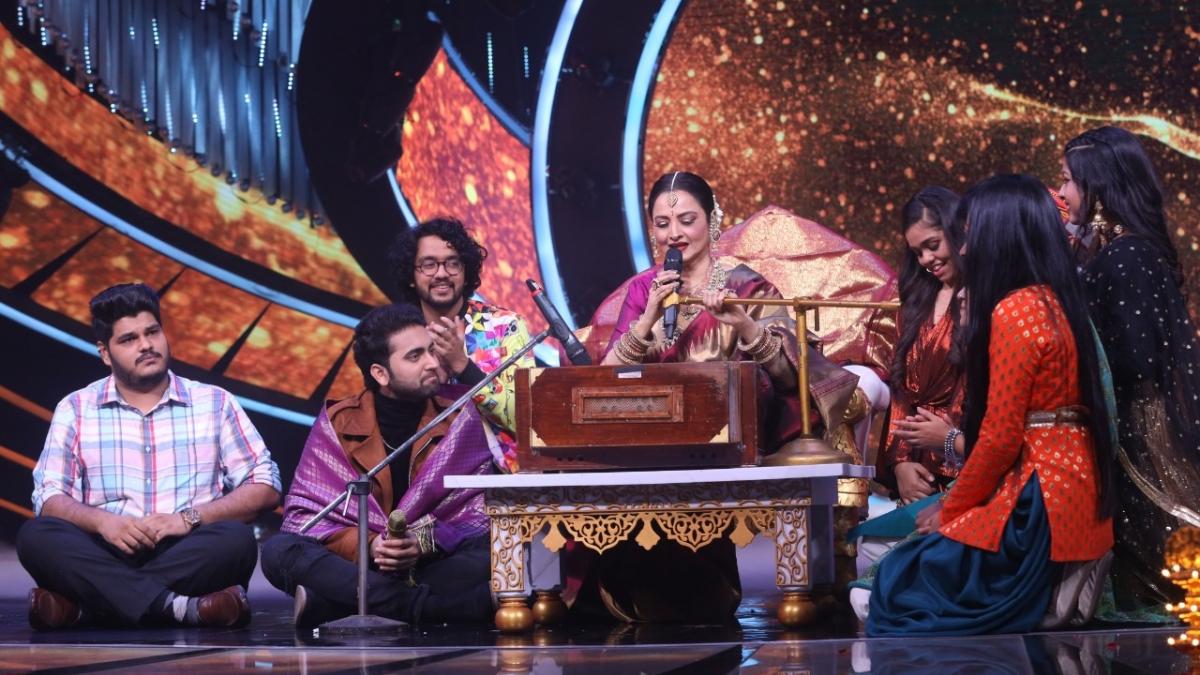 इंडियन आइडल के सेट पर रेखा