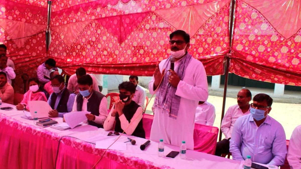 किसानों के साथ बैठक करते जेवर विधायक धीरेंद्र सिंह