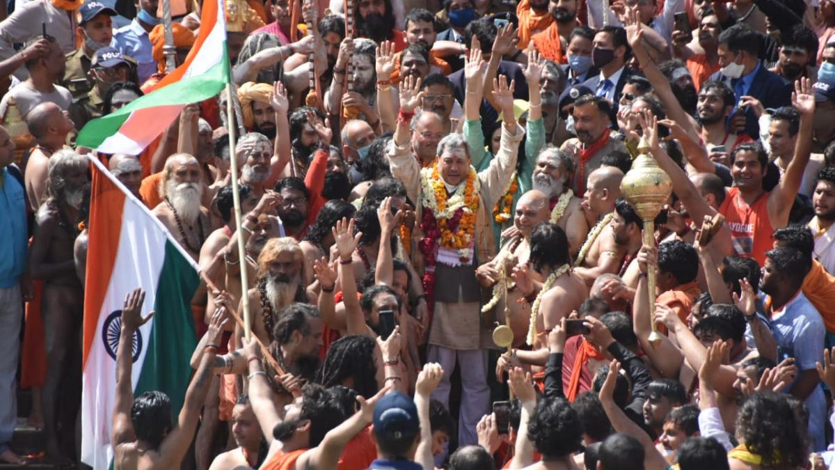 साधु-संतों के बीच सीएम तीरथ सिंह रावत