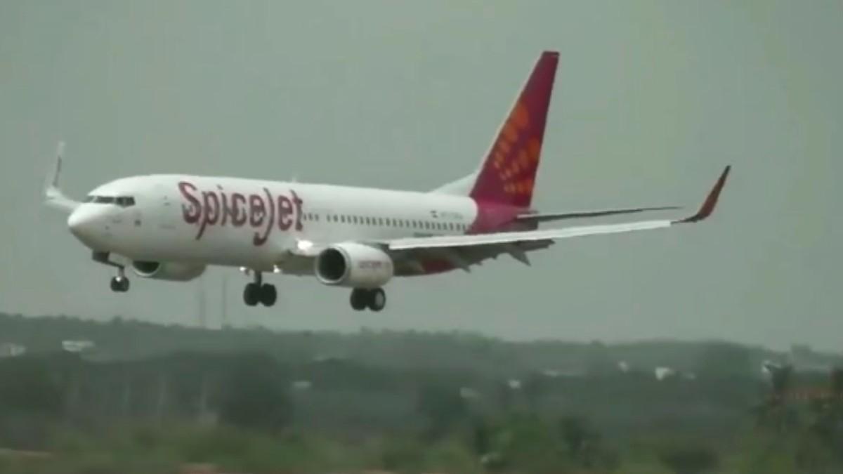 एक घंटे तक हवा में चक्कर लगाता रहा विमान, 3 बार लैंडिंग फेल, रोने लगे यात्री