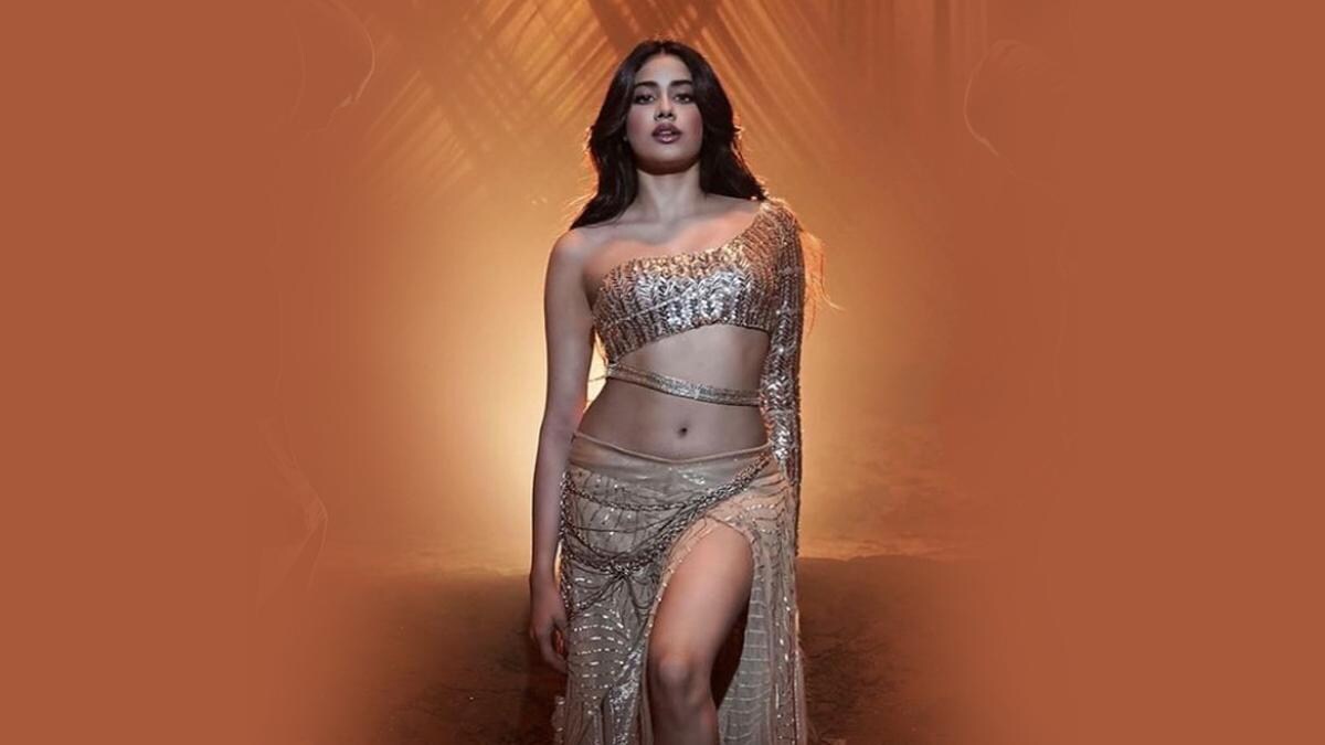 Nadiyon paar: नए कलेवर में हुआ रिलीज, जाह्नवी कपूर का डांस देख उड़ जाएंगे  होश - janhvi kapoor dance song nadiyon paar from movie roohi released tmov  - AajTak