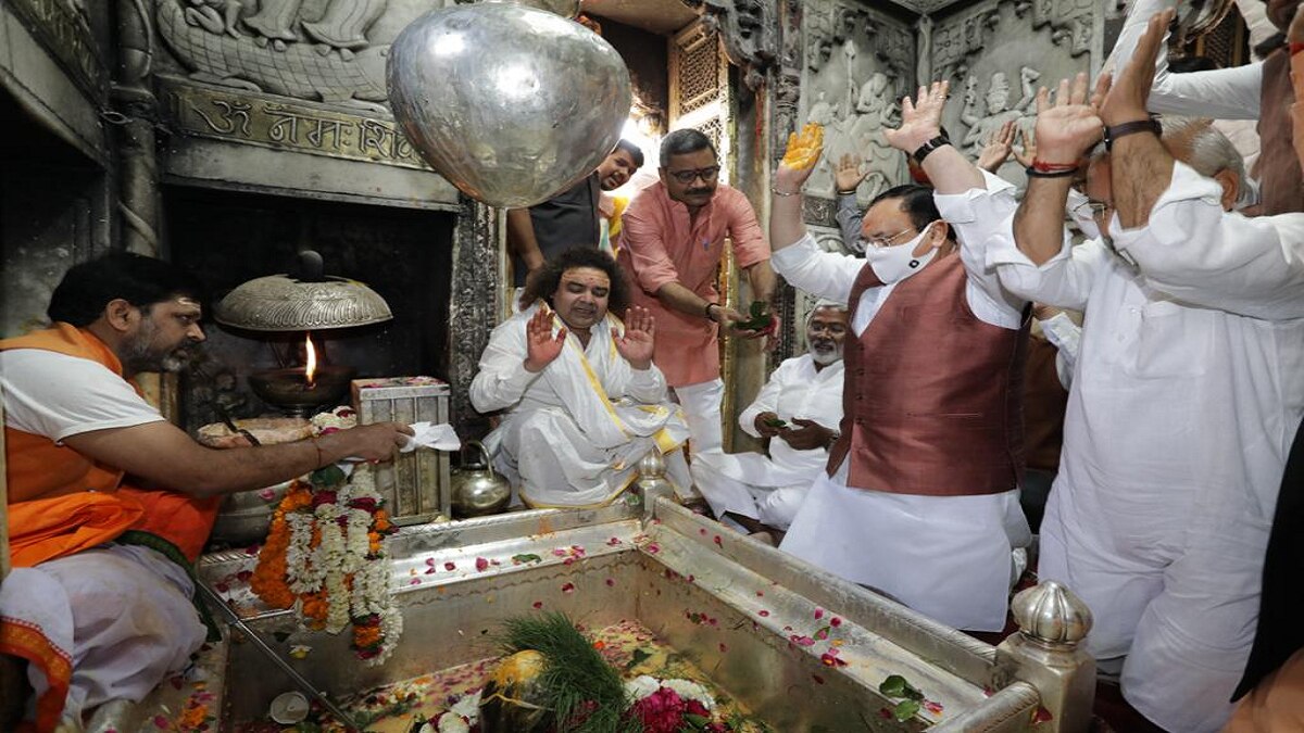 वाराणसी में जेपी नड्डा ने बाबा विश्वनाथ के दर्शन किए. (फोटो-आजतक)