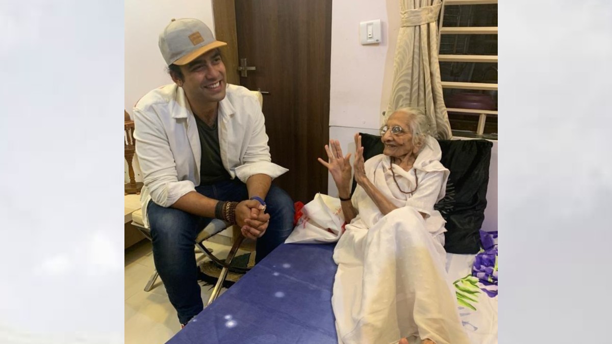 PM Modi की मां से मिले सिंगर जुबिन नौटियाल