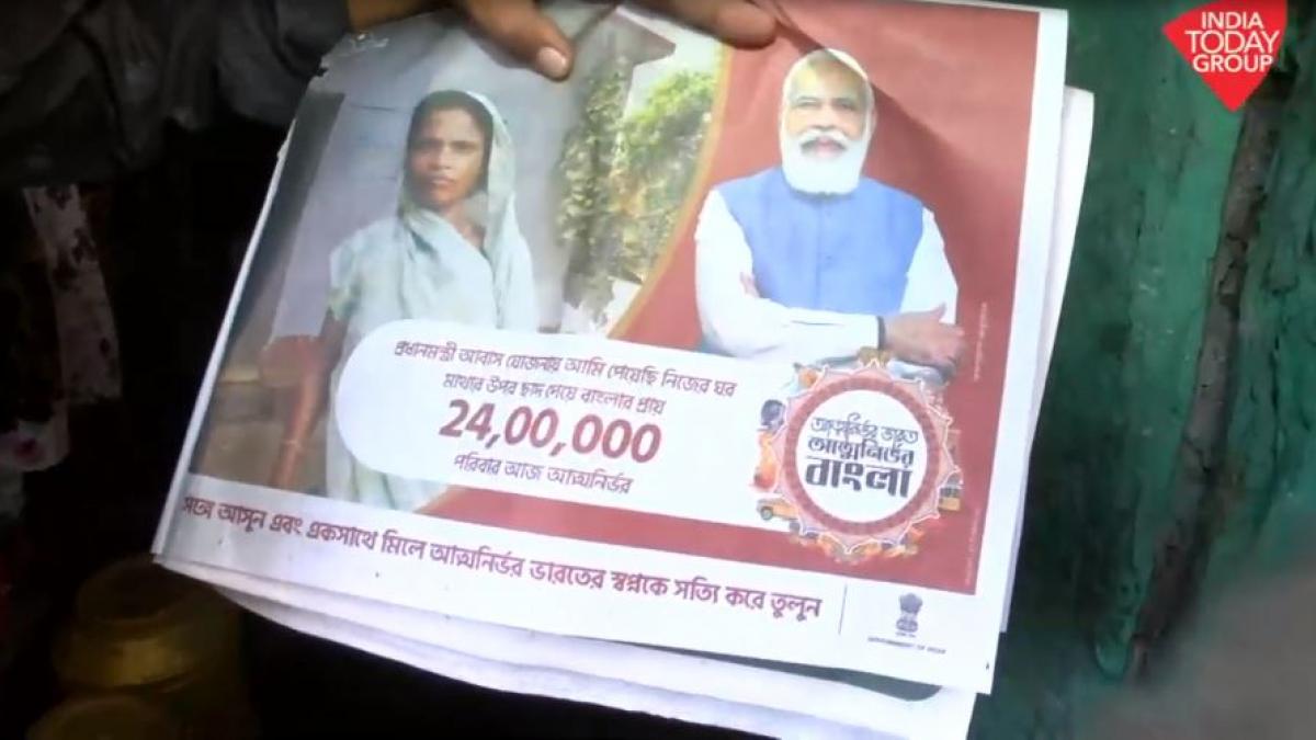 अखबार के विज्ञापन में लक्ष्मी देवी की फोटो