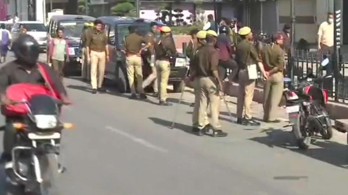 बाहुबली मुख्तार अंसारी की सल्तनत पर LDA की कार्रवाई (फोटो-ANI)