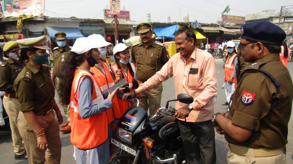 अपनी साथी छात्राओं के साथ वाहन चेकिंग करती विधायक की बेटी