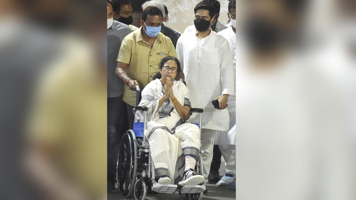 ममता आज व्हीलचेयर पर करेंगी पदयात्रा (फोटो-PTI)