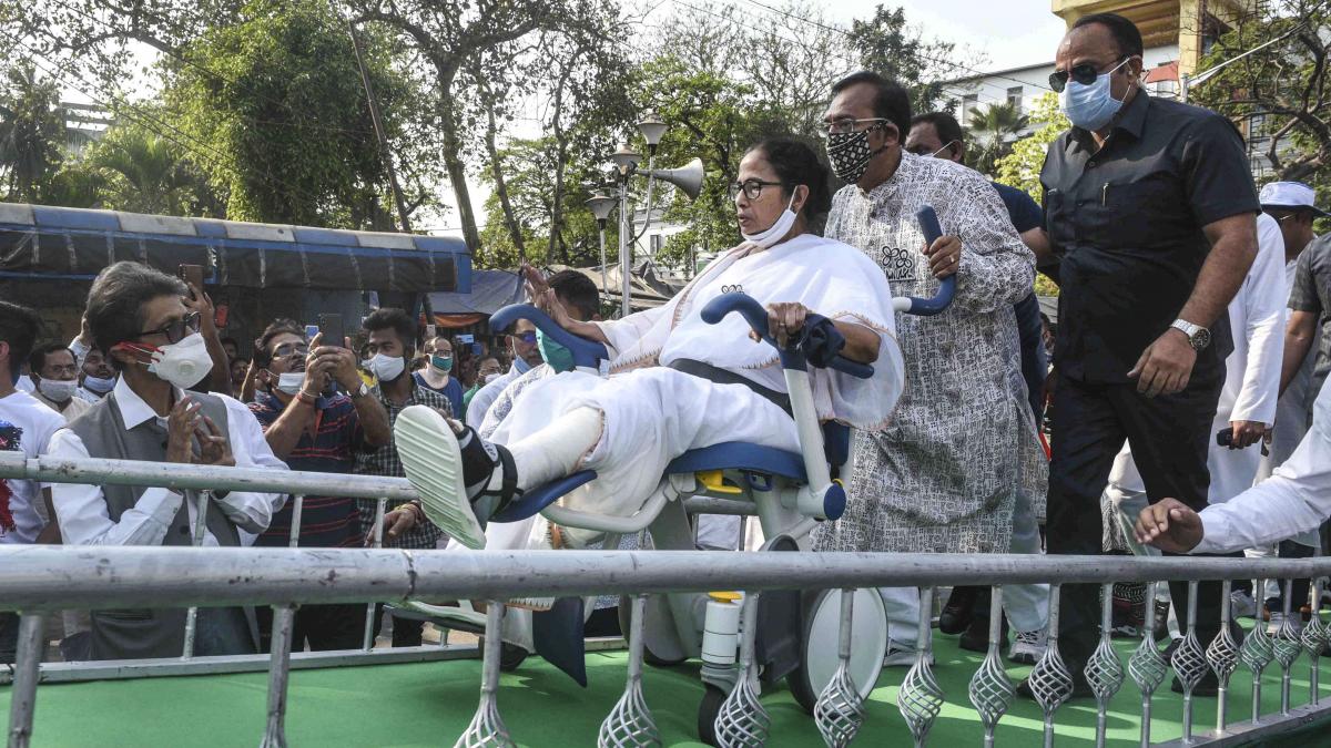 व्हीलचेयर पर बैठकर चुनाव प्रचार करतीं ममता बनर्जी