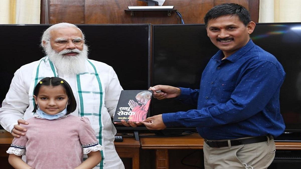 पीएम मोदी को पुस्तक की पहली प्रति भेंट करते मंजीत नेगी.