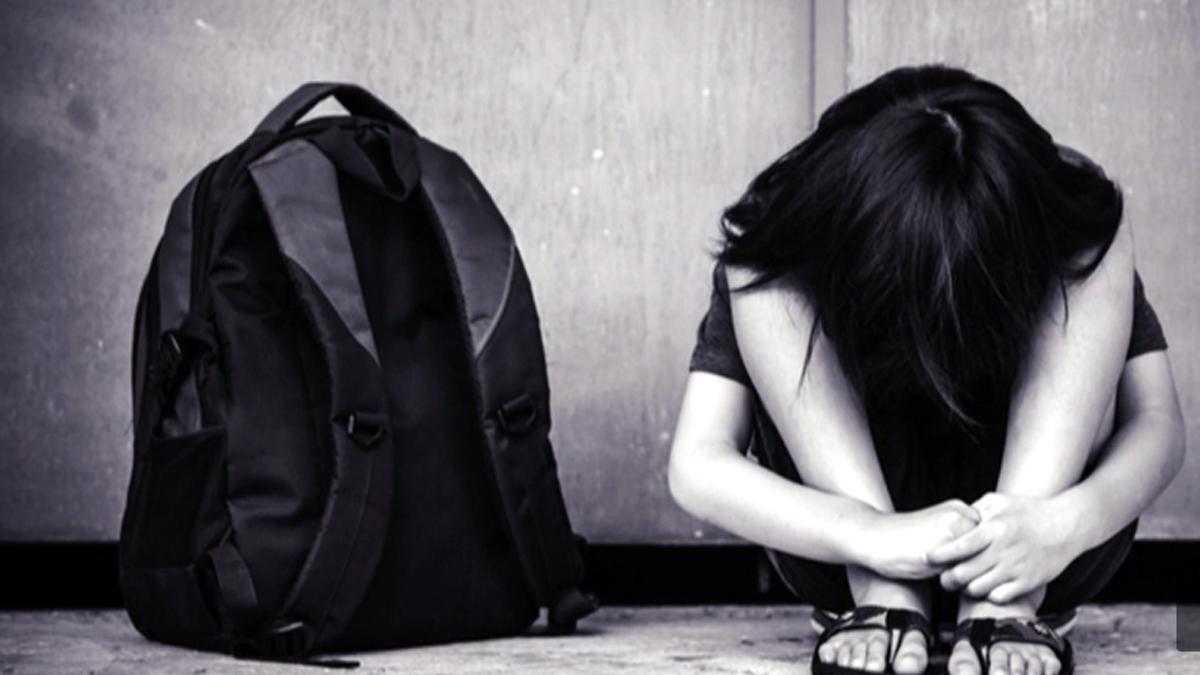 पिता की दुकान में काम करने वाले नौकर ने बनाया नाबालिग को अपनी हवस का शिकार.