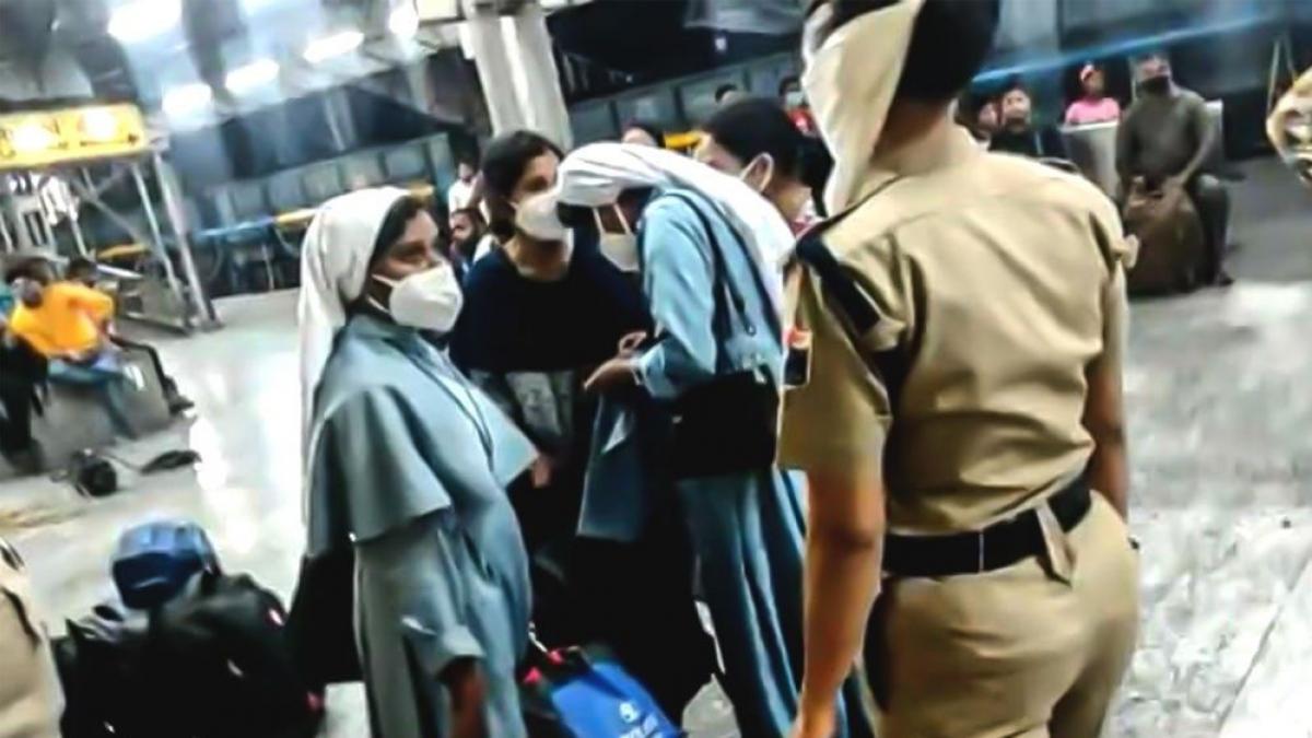 झांसी रेलवे स्टेशन पर ननों को ट्रेन से उतारा गया