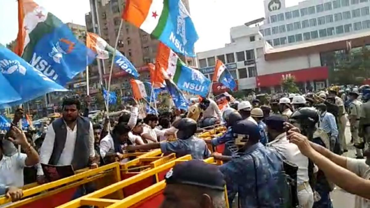 पटना में प्रदर्शन करते एनएसयूआई कार्यकर्ता