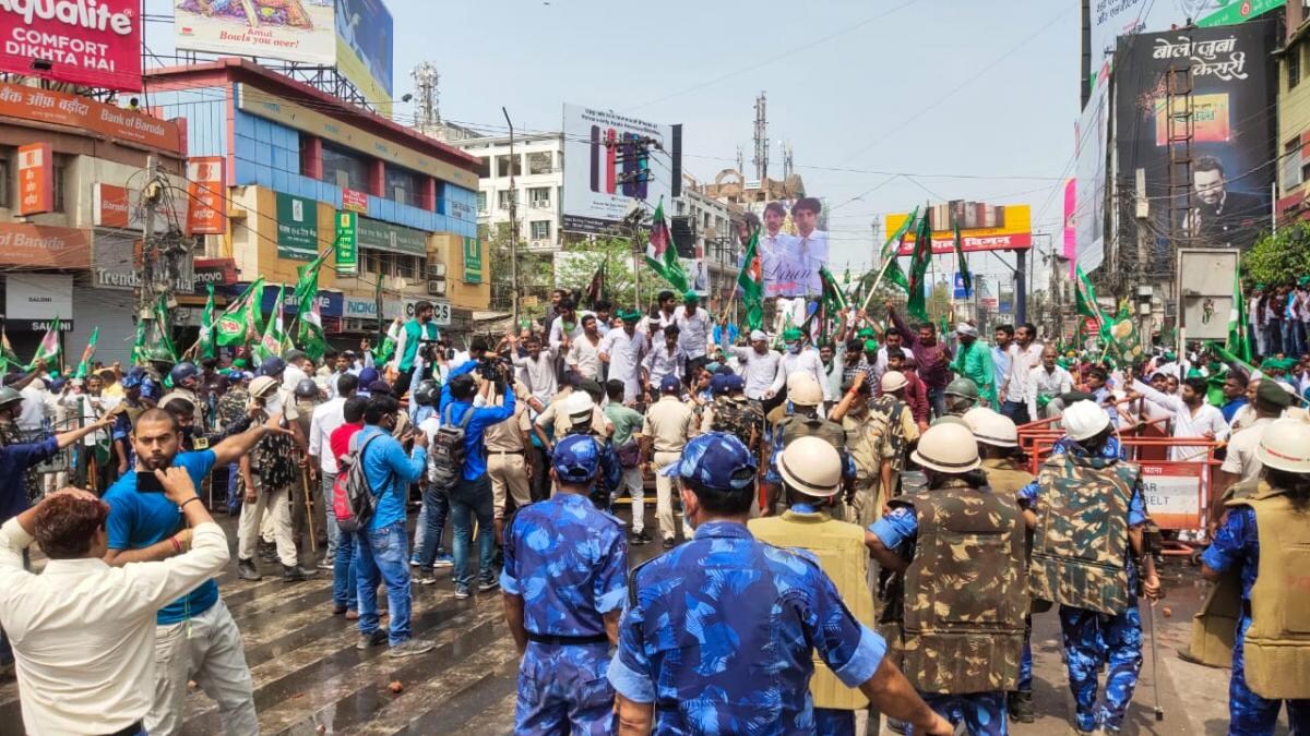 रोजगार के मुद्दे पर RJD का मार्च शुरू, पुलिस ने प्रदर्शनकारियों को रोकने के लिए पानी की बौछार की - rjd tejashwi yadav attacks nitish government on employment and crime issue ...