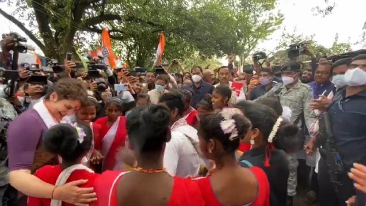 असम में प्रियंका गांधी ने किया ट्राइबल डांस