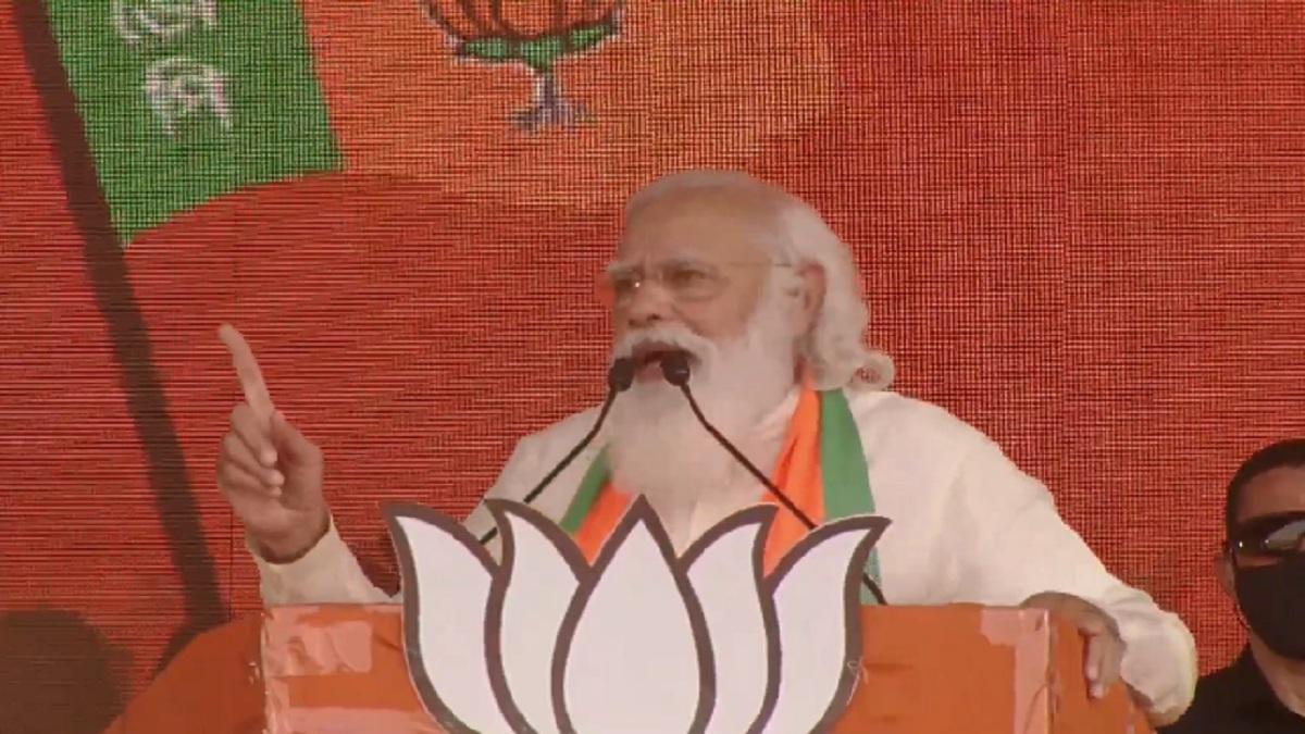 पश्चिम बंगाल में रैली के दौरान पीएम मोदी. (फाइल फोटो)