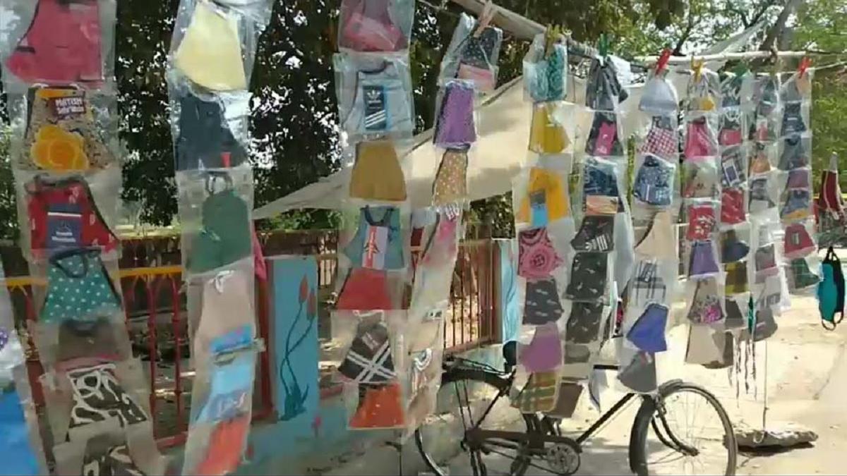 घटे मास्क और सैनिटाइजर के दाम