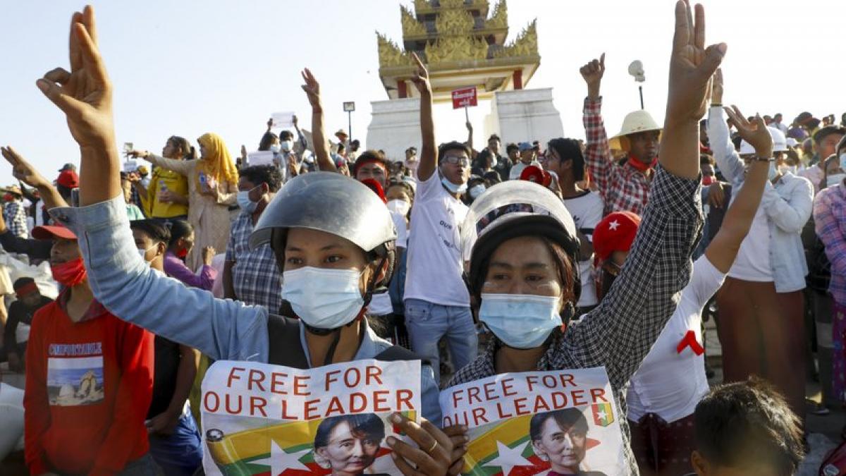 तख्तापलट के खिलाफ प्रदर्शन करते म्यांमार के लोग