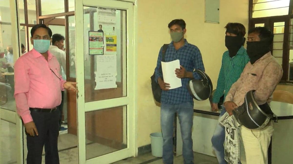 बेरोजगारी भत्ता की जानकारी मांगने पहुंचे युवा 