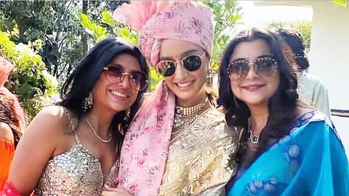 श्रद्धा कपूर अपने र‍िलेट‍िव्स के साथ 