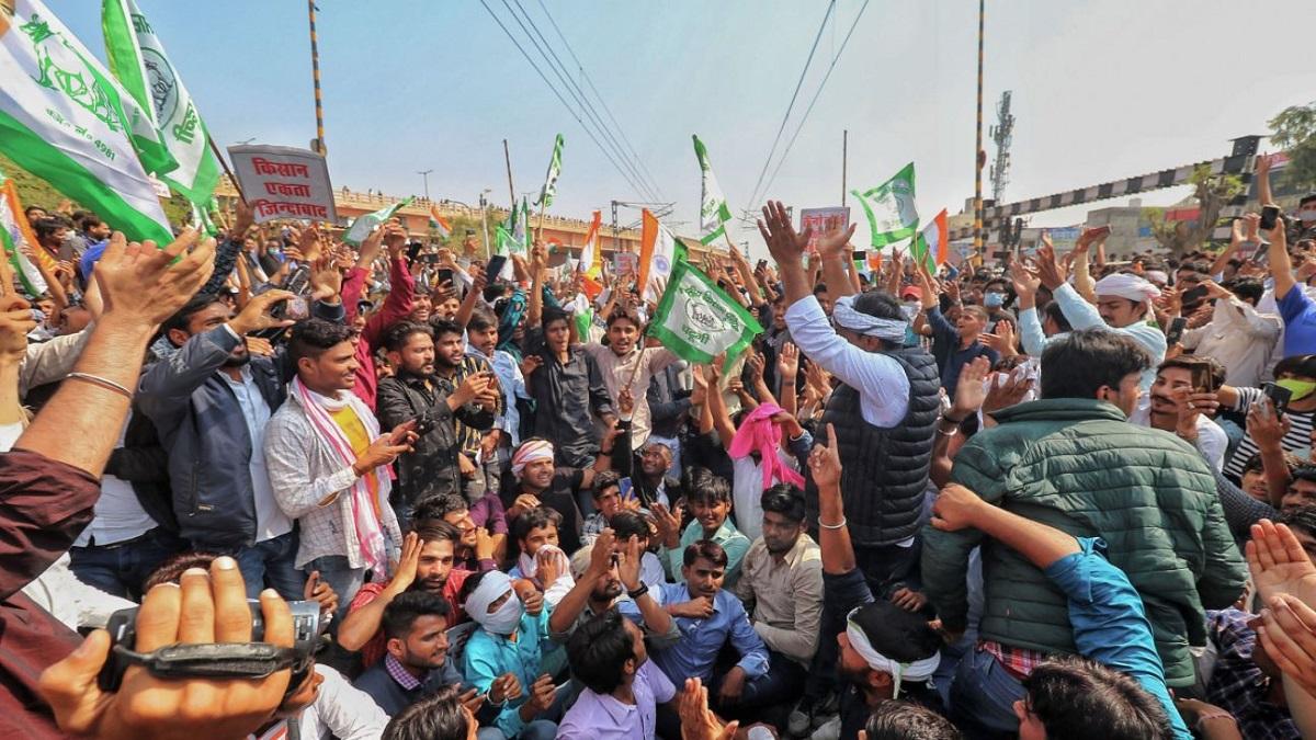 नए कृषि कानूनों को विरोध कर रहे हैं किसान