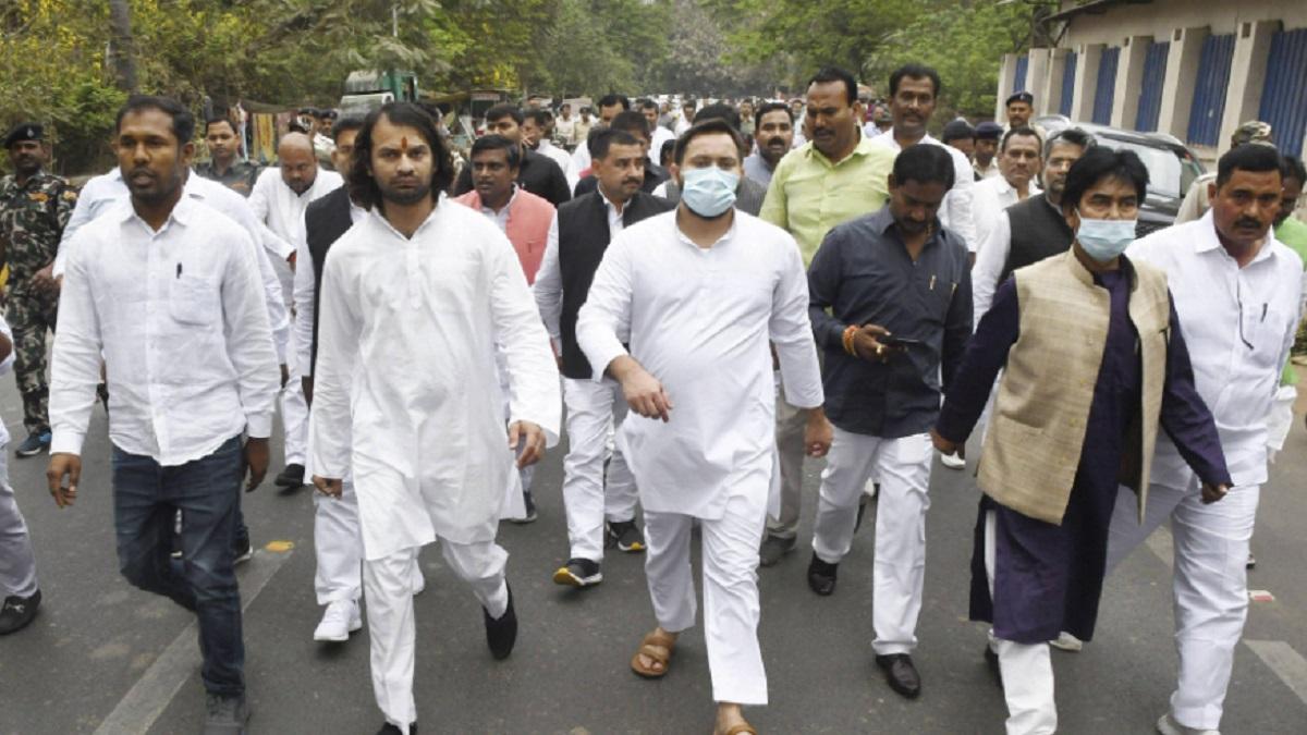 बिहार विधानसभा के नेता प्रतिपक्ष तेजस्वी यादव पार्टी नेताओं के साथ (फोटो-आजतक) 