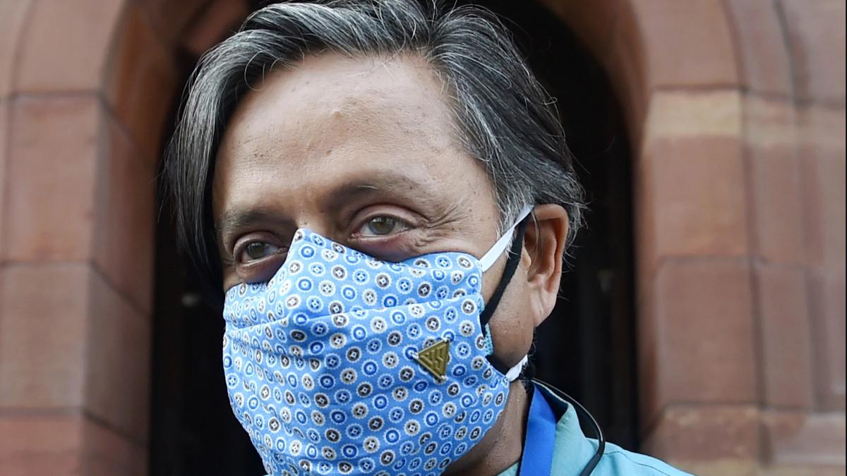 कांग्रेस सांसद शशि थरूर ने साझा किया है मीम (फोटो: PTI)