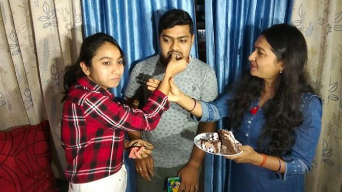 टॉपर सुगंधा अपने परिवार के साथ (photo: aajtak.in) 