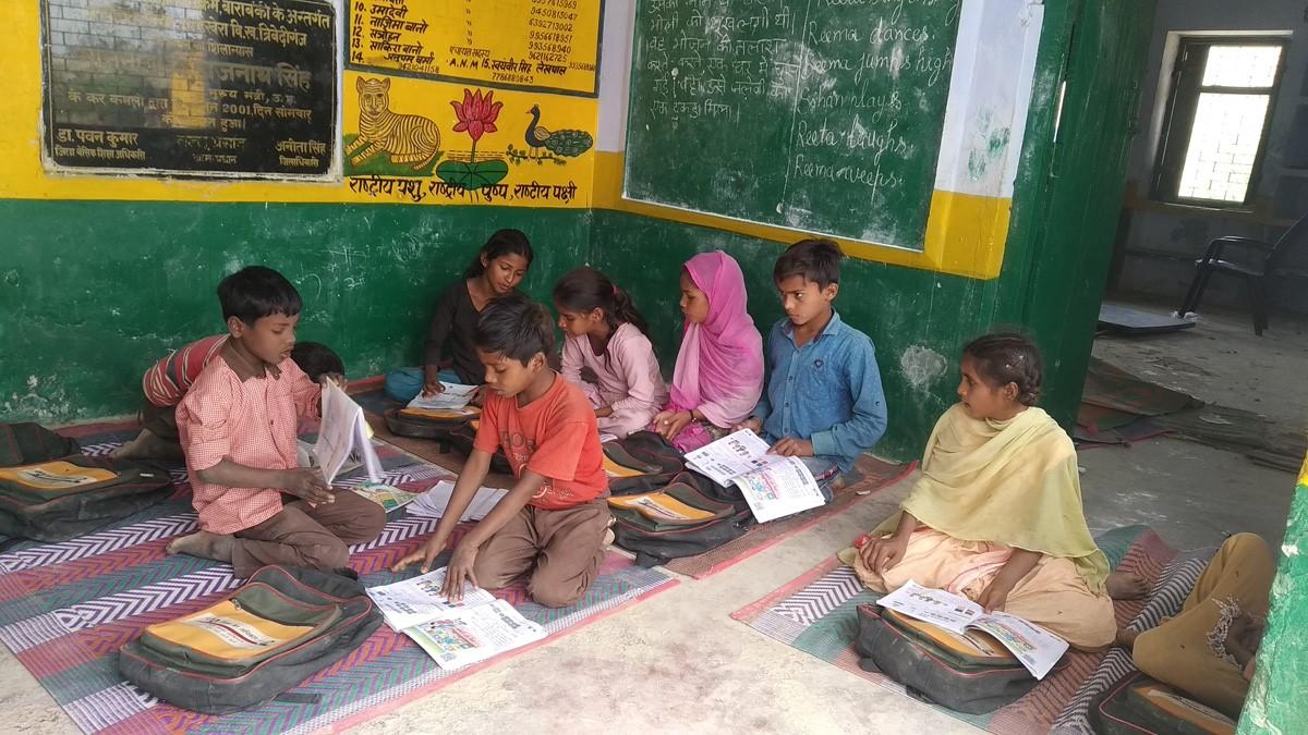 यूपी के एक प्राइमरी स्‍कूल की तस्‍वीर (Photo: aajtak.in)