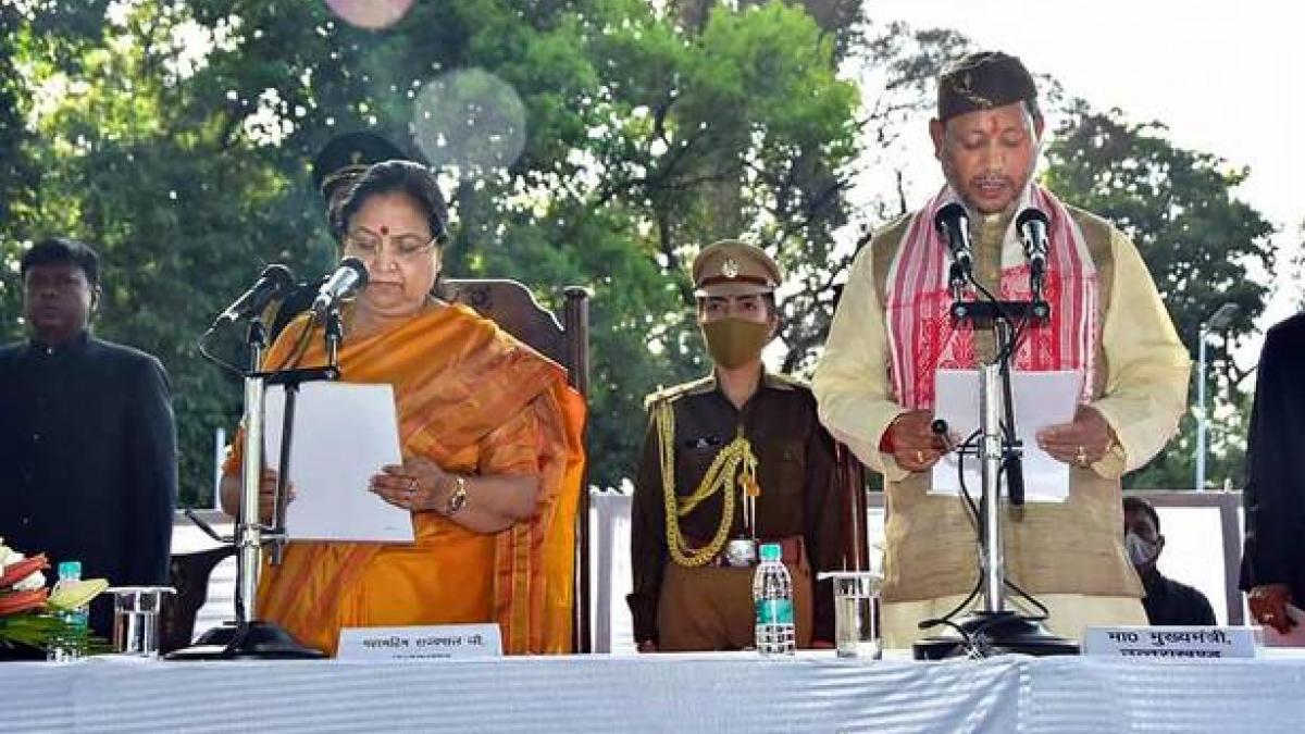 तीरथ सिंह रावत सीएम पद की शपथ लेते हुए