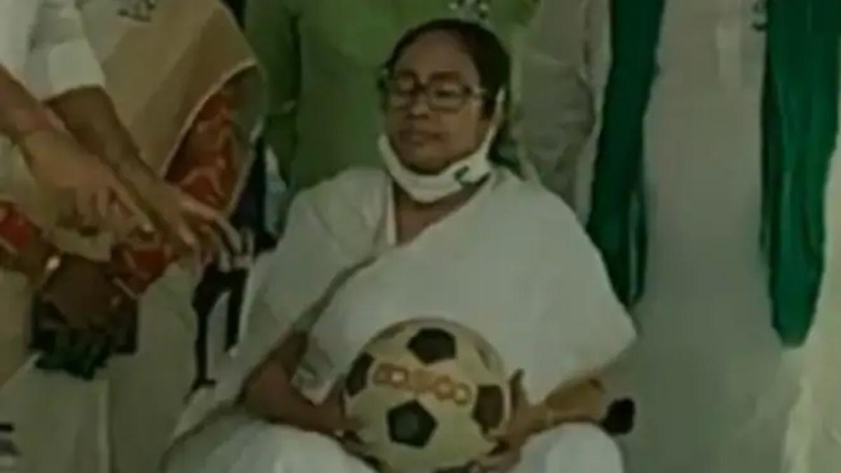 ममता बनर्जी ने भीड़ की तरफ उछाली फुटबॉल (फोटो-ANI)