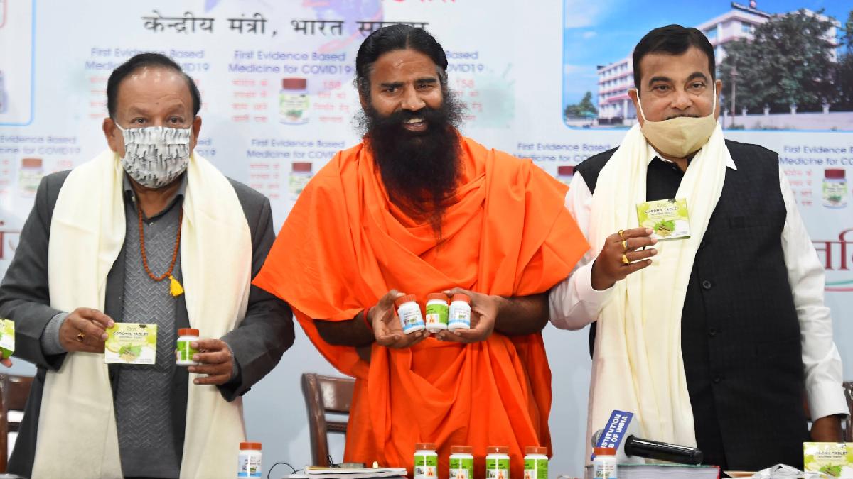 बाबा रामदेव ने पिछले महीने केंद्रीय स्वास्थ्य मंत्री डॉ. हर्षवर्धन और केंद्रीय मंत्री नितिन गडकरी की मौजूदगी में कोरोनिल लॉन्च की थी. (फाइल फोटो-PTI)