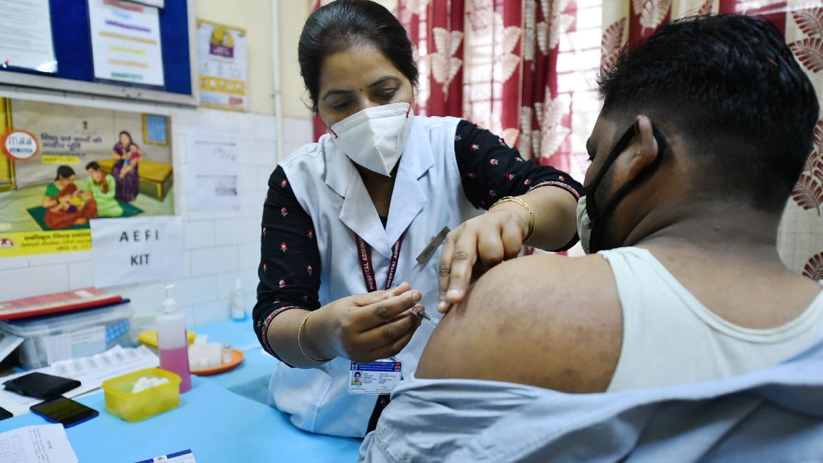 1 अप्रैल से 45 साल के ऊपर के सभी लोगों को वैक्सीन लगेगी. (फाइल फोटो-PTI)